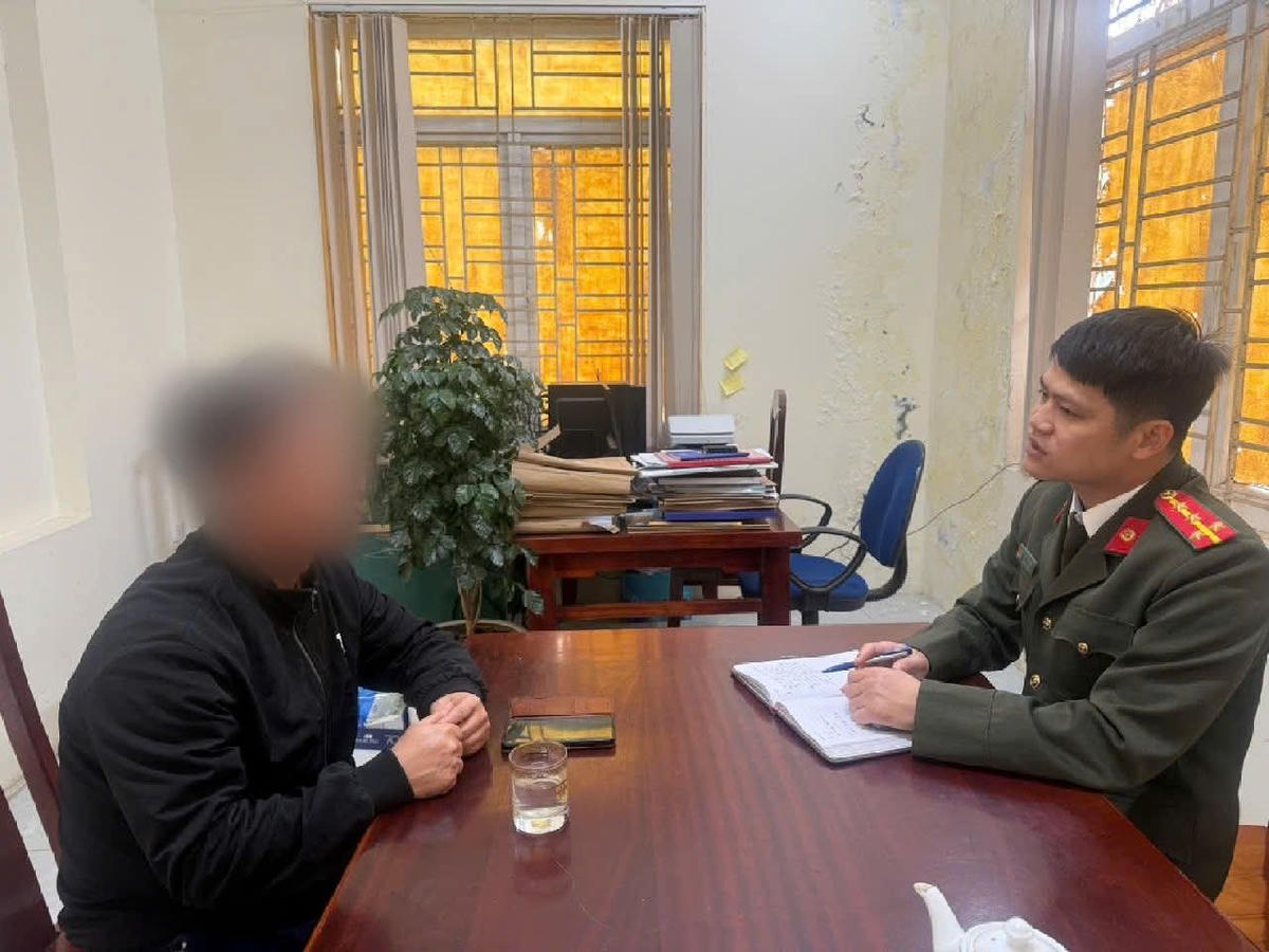 Anh N. V. T. đang trình báo sự việc với Công an xã Tề Lỗ. Ảnh: Công an tỉnh Phú Thọ.