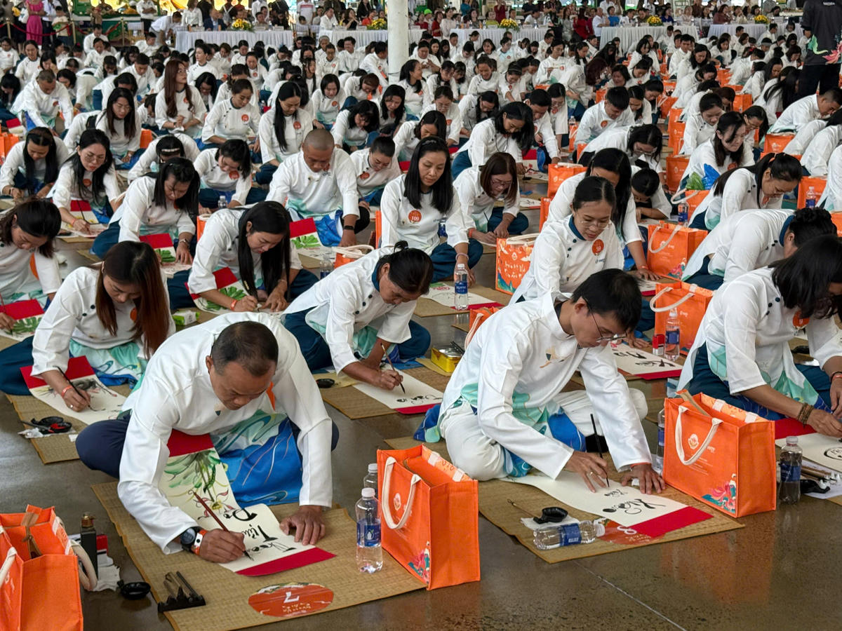 Các thư pháp gia "múa bút" gởi gắm đầy khát vọng cho một năm mới. Ảnh: H.L