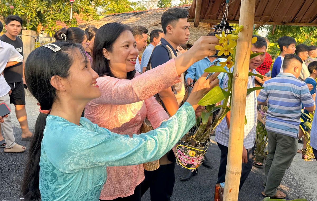 Rất đông du khách trải nghiệm không gian “Đêm Tân Thuận Tây”. Ảnh: Trung Ngãi.