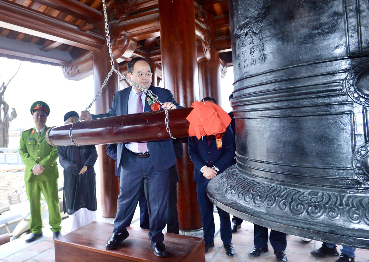 Bí thư Tỉnh ủy, Trưởng Đoàn ĐBQH tỉnh Quảng Ninh Quản Minh Cường thực hiện nghi thức thỉnh chuông tại Đền thờ Vua Lê Thái Tổ. Ảnh: Ngọc Anh.&nbsp;