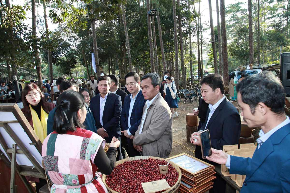 Lãnh đạo tỉnh Quảng Ngãi tham quan các gian hàng tại Phiên chợ nông sản, dược liệu Măng Đen. Ảnh: CV.