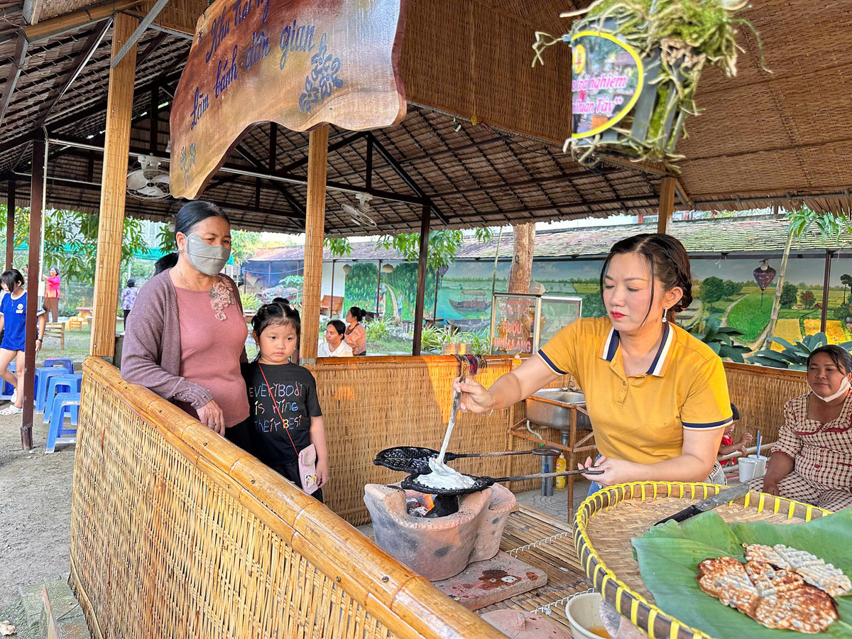 Một gian hang làm bánh dân gian cho du khách trải nghiệm. Ảnh: Trung Ngãi.