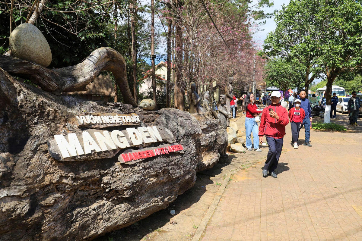 Du khách đi tham quan vườn nghệ thuật Măng Đen. Ảnh: CV.