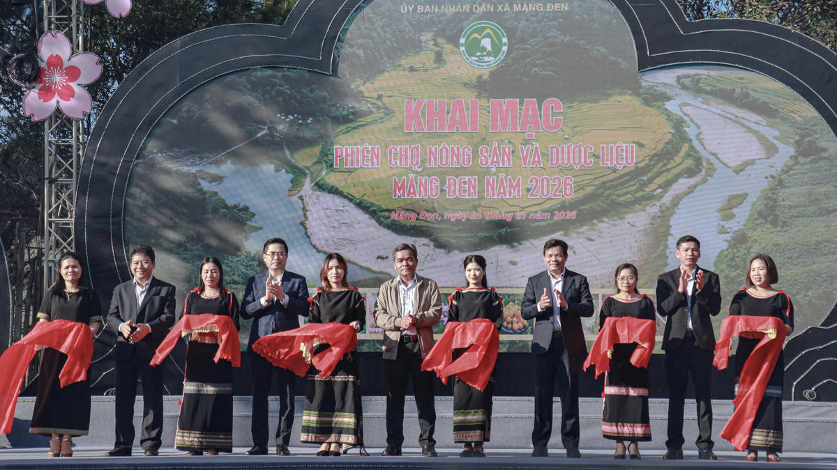 Lãnh đạo tỉnh Quảng Ngãi cắt băng khai mạc Phiên chợ nông sản, dược liệu Măng Đen năm 2026. Ảnh: CV.