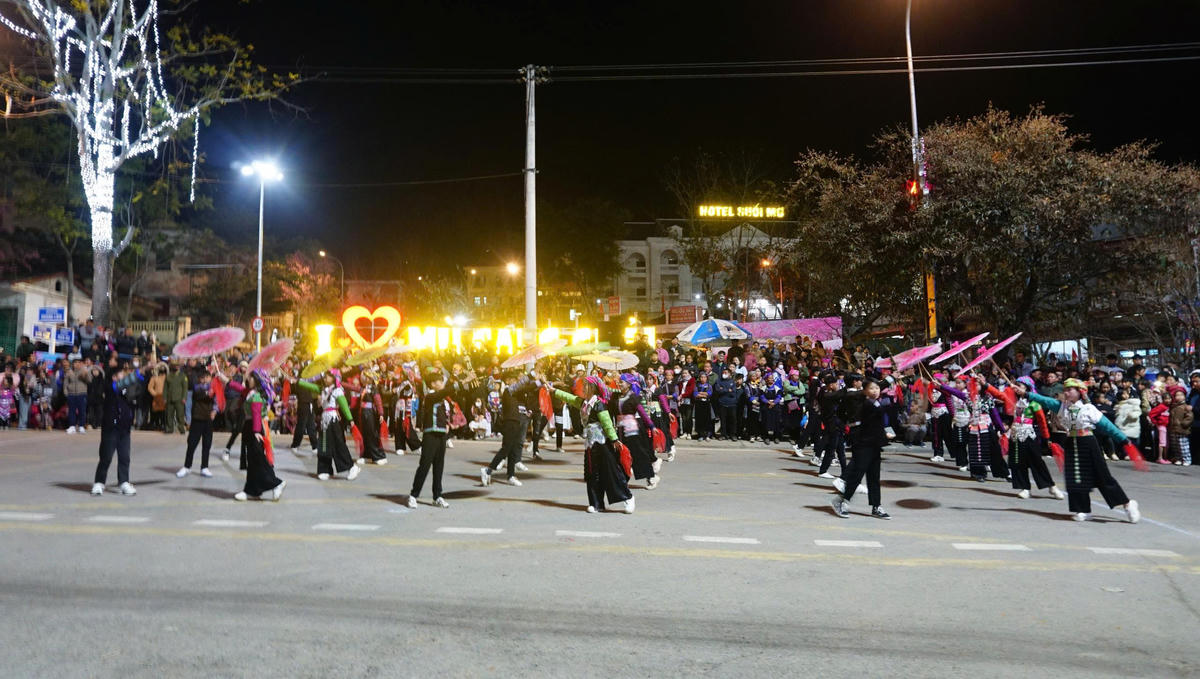 Đêm khai mạc chính thức bắt đầu với Chương trình nghệ thuật đặc sắc, quy tụ hơn 200 hạt nhân văn hóa nghệ thuật của xã. Ảnh: Đức Hùng.