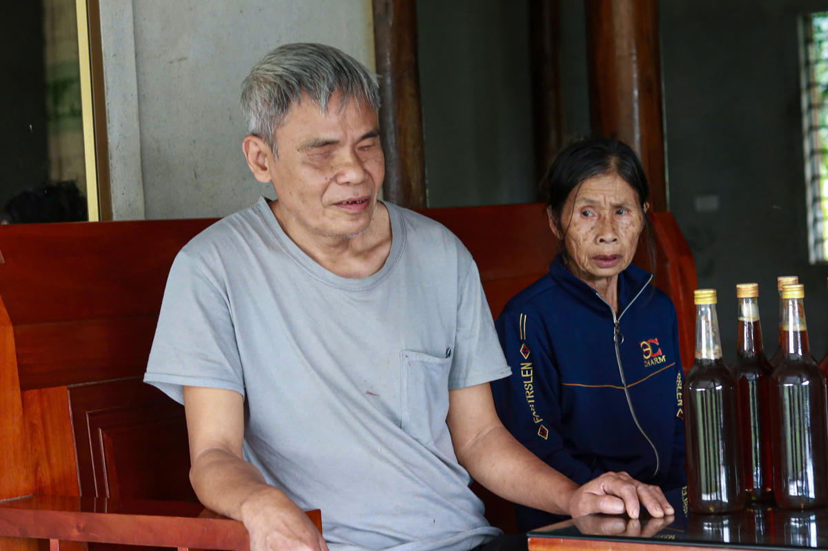 Trong căn nhà nhỏ, người đàn ông mù quán xuyến từ sản xuất đến việc nhà, chăm sóc vợ từng bữa ăn, thang thuốc. Ảnh: Cẩm Kỳ