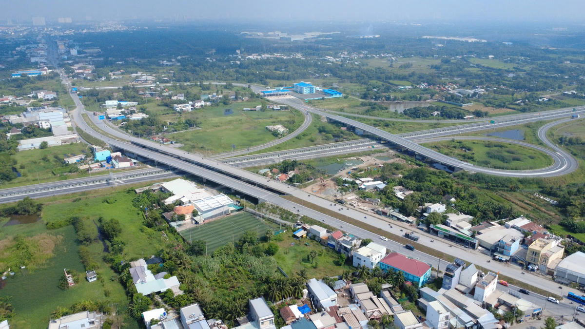 Nút giao quốc lộ 50 và cao tốc Bến Lức-Long Thành (tức trục cao tốc Bắc-Nam) là hạng mục có quy mô lớn nhất của dự án này. Ảnh: Đ.Xá.