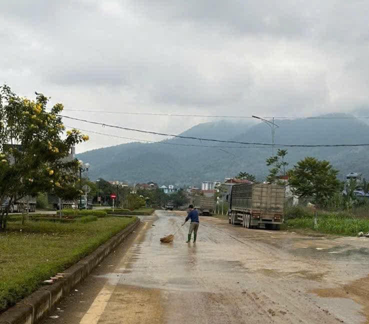 Công an xã yêu cầu đơn vị phải dọn dẹp bùn đất. Ảnh: Công an xã Văn Bàn.