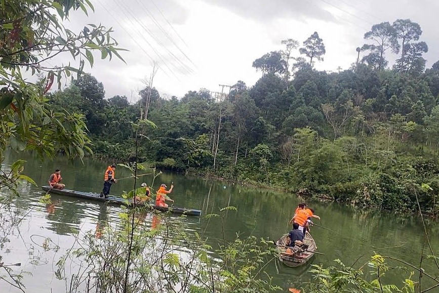 Lực lượng chức năng tổ chức tìm thấy thi thể anh H.V.Đ. Ảnh: SOS Quảng Nam.