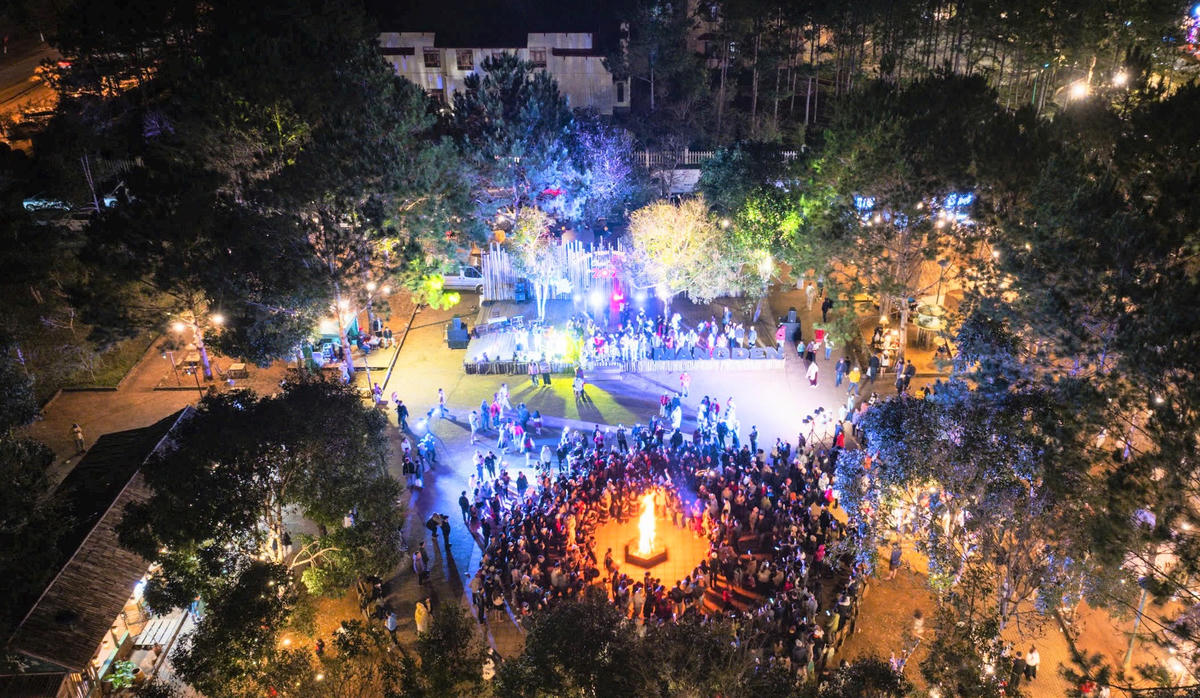 Du khách tham quan du lịch ở xã Măng Đen. Ảnh: CV.