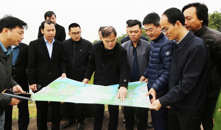 Ngày 3/1, ông Bùi Văn Khắng, Chủ tịch UBND tỉnh Quảng Ninh kiểm tra sơ đồ quy hoạch Khu Trung tâm hành chính mới của tỉnh tại xã Thống Nhất. Ảnh: Nguyễn Thanh.