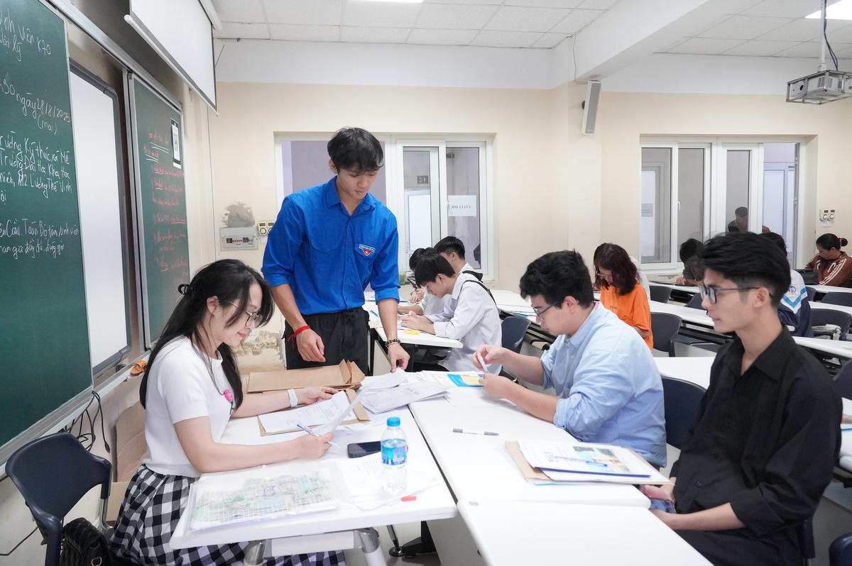 Sinh viên K70, Trường ĐH Khoa học tự nhiên (ĐH Quốc gia Hà Nội) nhập học. Ảnh: NTCC.