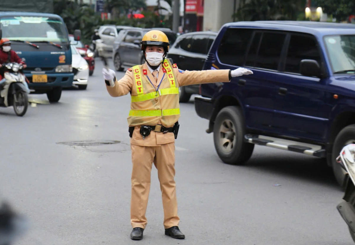 CSGT Hà Nội phân luồng giao thông.