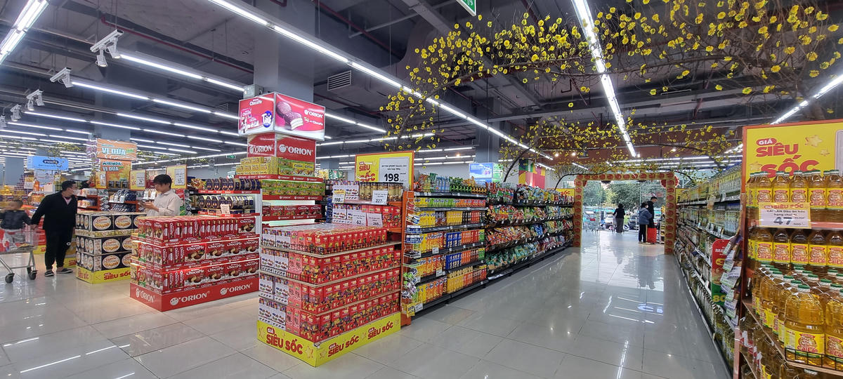 Dự báo sức mua Tết tăng, doanh nghiệp bán lẻ dự trữ hàng sớm. Ảnh: Nam Anh.