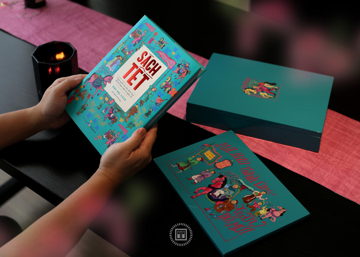 “Sách Tết Bính Ngọ 2026” phiên bản giới hạn với bìa cứng, kèm tranh và hộp sơn mài. Ảnh: H.An.