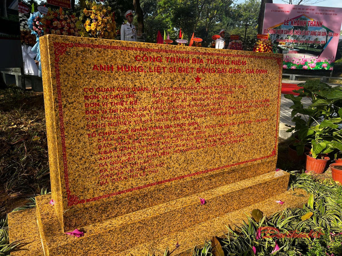 Bia tưởng niệm liệt sĩ Biệt động Sài Gòn - Gia Định, tại Nghĩa trang Liệt sĩ thành phố. Ảnh: Lê Hoàng.