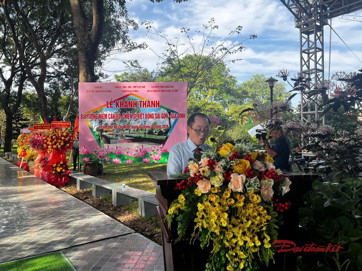 Ông Nguyễn Quốc Độ - Phó Chủ nhiệm CLB Truyền thống kháng chiến Khối lực lượng vũ trang Biệt động Sài Gòn – Gia Định phát biểu tại buổi lễ. Ảnh: Lê Hoàng.