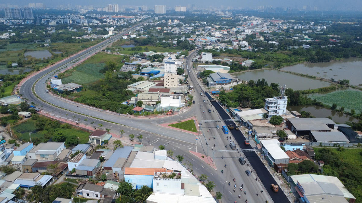 Quốc lộ 50 bắt đầu từ cầu Nhị Thiên Đường (quận 8 cũ) dài khoảng 70km, đi qua TP Hồ Chí Minh, Tây Ninh và Đồng Tháp. Đây là trục giao thông quan trọng khu vực phía Tây của TP Hồ Chí Minh.