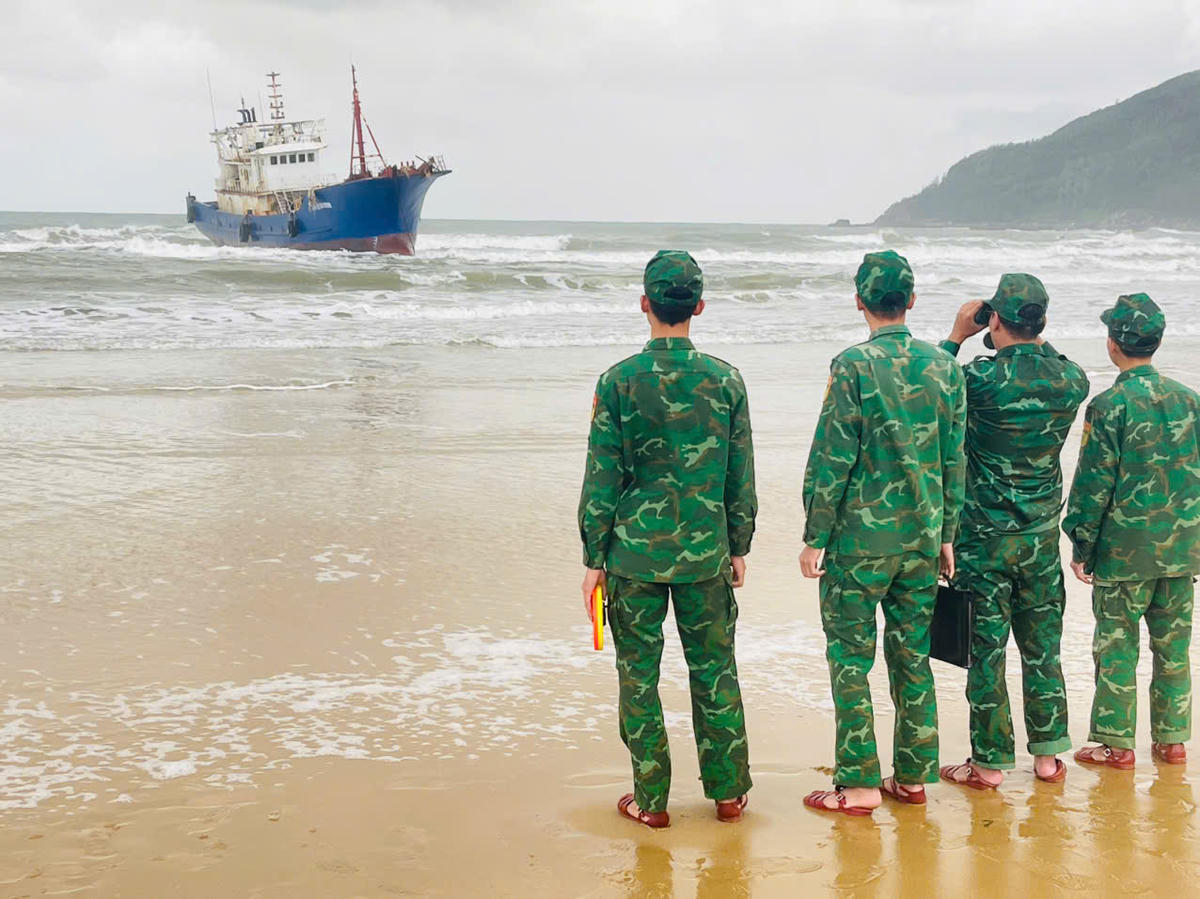 Đồn Biên phòng cửa khẩu cảng Dung Quất phát hiện tàu vỏ sắt có chữ Trung Quốc trôi dạt trên biển. Ảnh: CV.