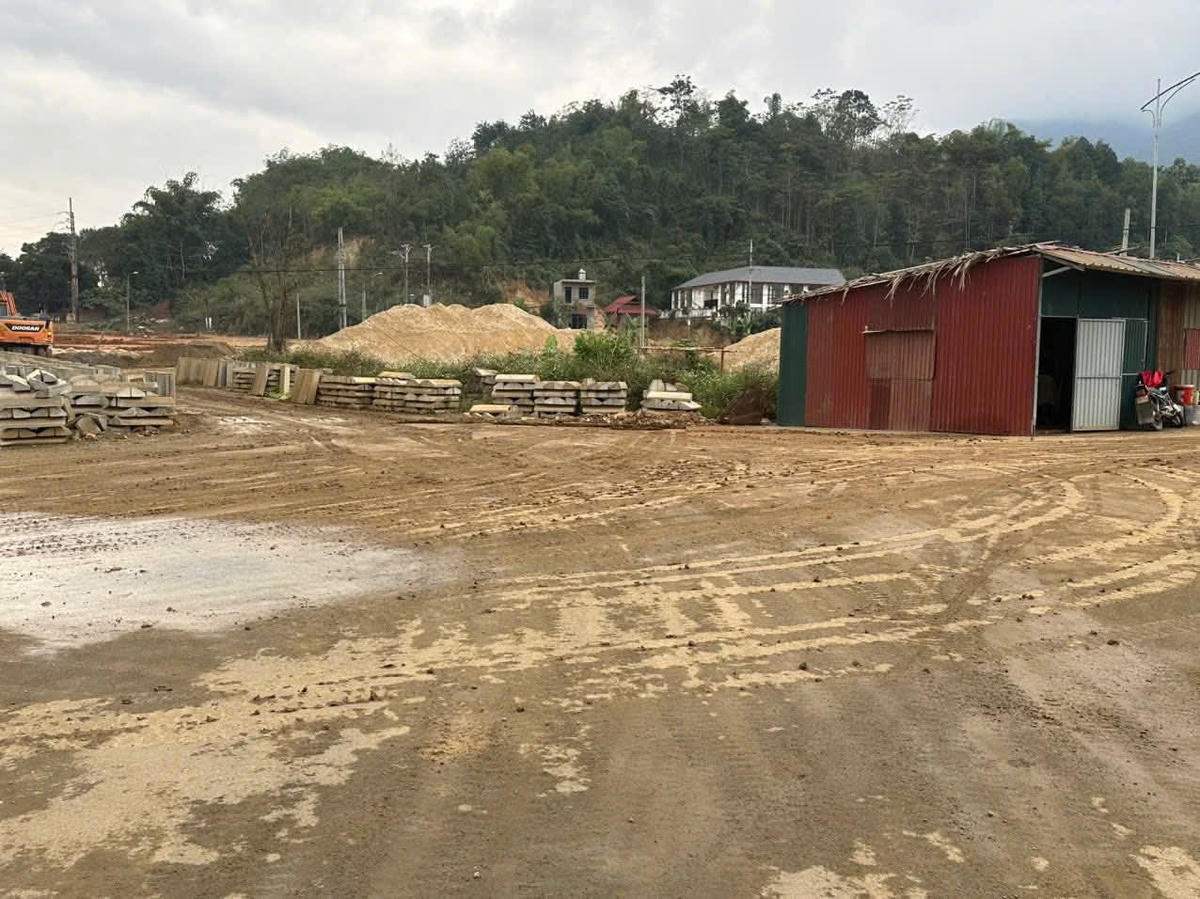 Trong quá trình thi công, Công ty Đại An đã để bùn đất vương ra đường gây ô nhiễm môi trường, ảnh hưởng việc tham gia giao thông của người dân. Ảnh: Công an xã Văn Bàn.