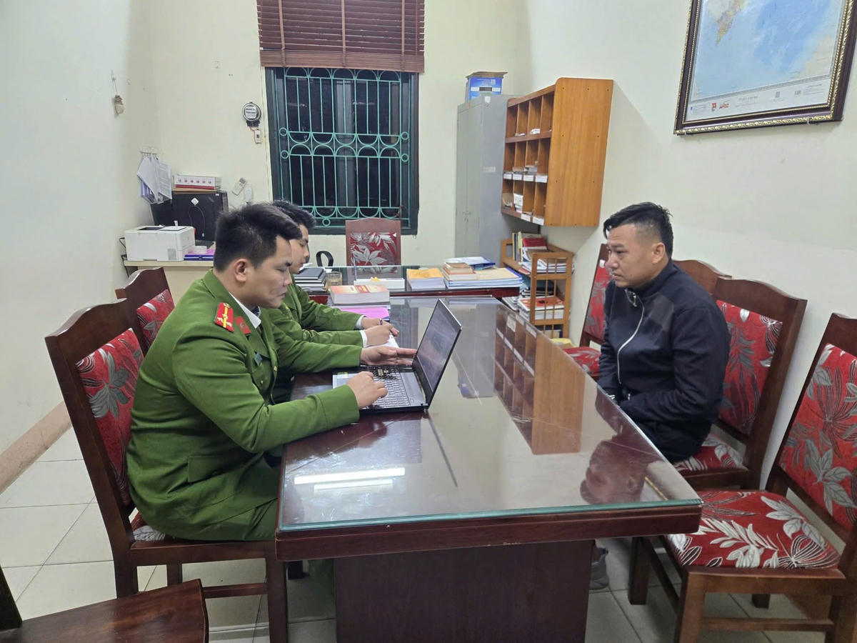 Đối tượng Nguyễn Công Huy tại Cơ quan điều tra. Ảnh: Công an xã Hạ Hòa.