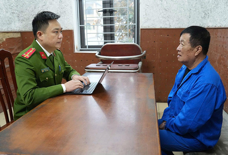 Cán bộ điều tra lấy lời khai đối tượng chủ mưu Nguyễn Đình Minh. Ảnh: Công an Quảng Ninh.