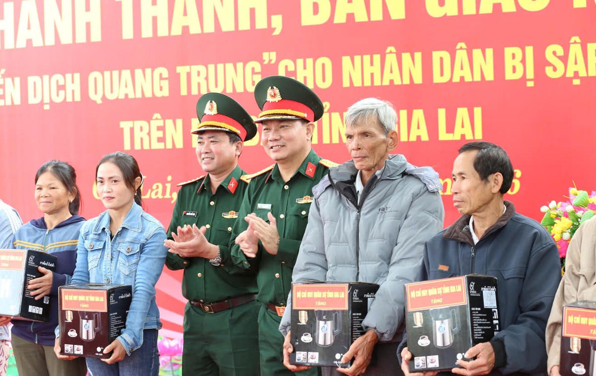 Lãnh đạo Quân khu 5 bàn giao nhà và tặng quà cho người dân tỉnh Gia Lai trong "Chiến dịch Quang Trung". Ảnh: CV.