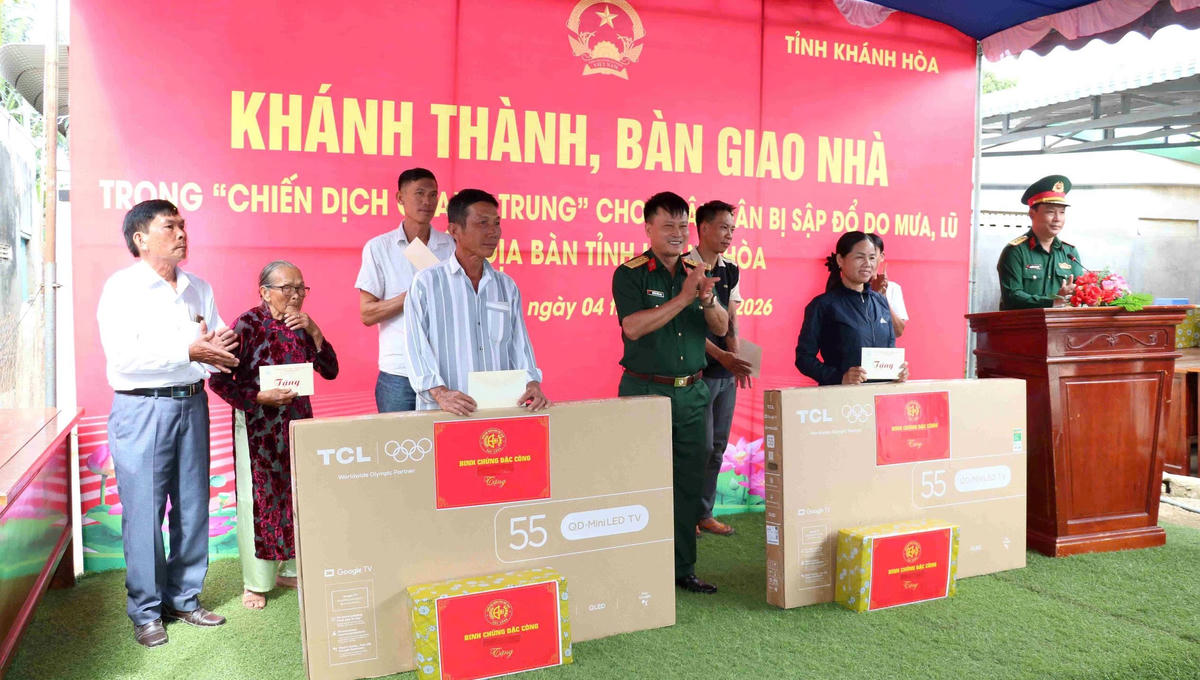 Lãnh đạo Quân khu 5 bàn giao nhà cho người dân tỉnh Khánh Hòa. Ảnh: CV.