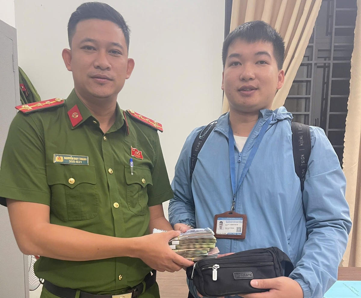 Công an xã Bà Nà bàn giao 100 triệu đồng cho hướng dẫn viên du lịch Hoàng Văn Hải. Ảnh: Nguyễn Tú.