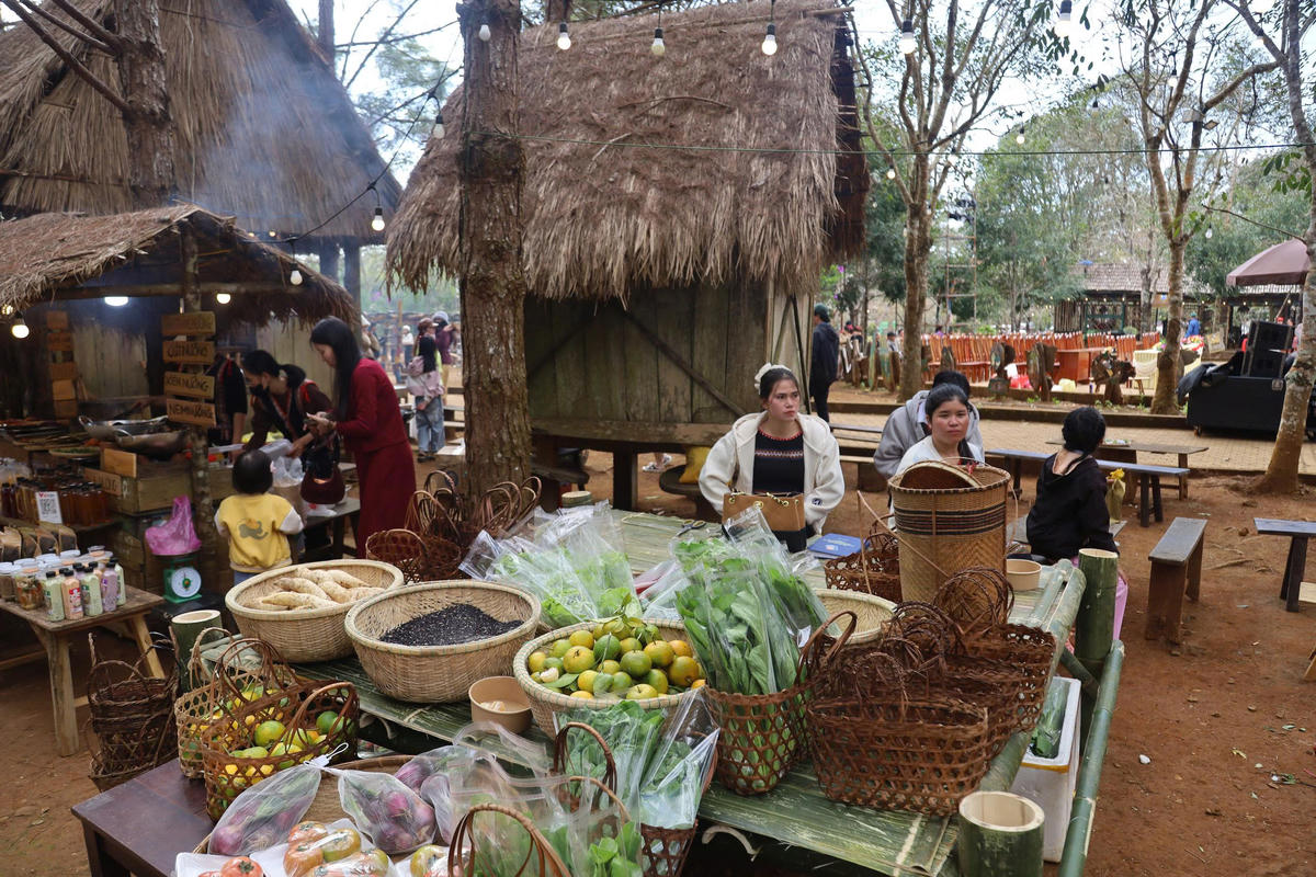 Các mặt hàng nông sản ở phía Tây Quảng Ngãi phục vụ du khách ở xã Măng Đen. Ảnh: CV.