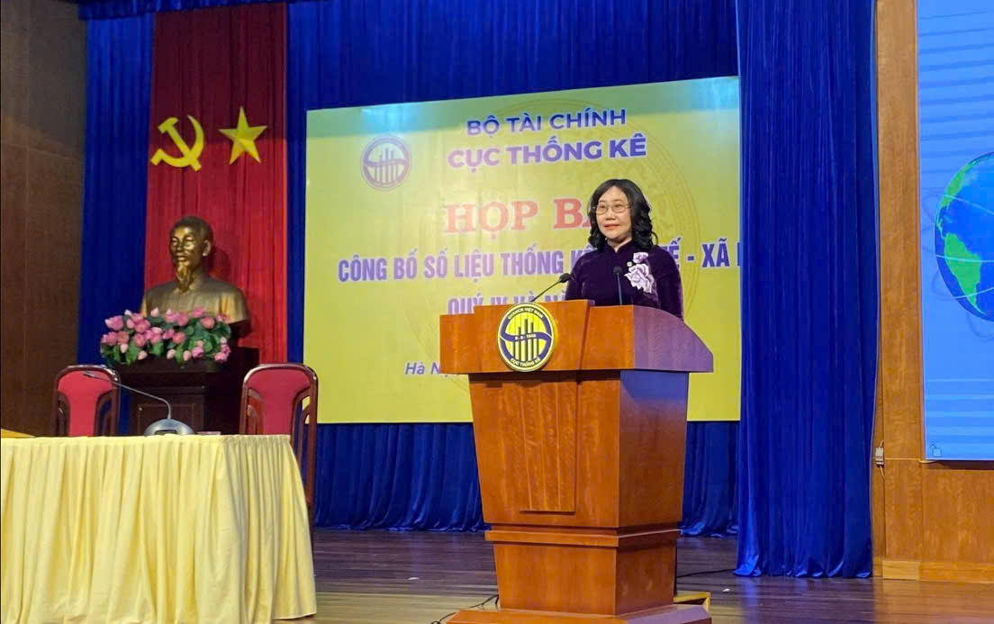 Cục trưởng Cục Thống kê Nguyễn Thị Hương thông tin tại họp báo. Ảnh: T.N