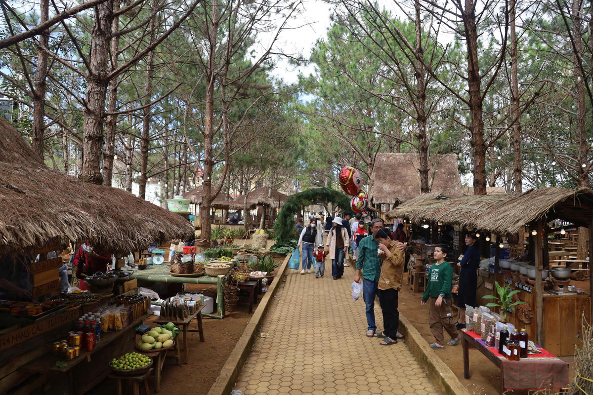 Nhiều du khách thích thú các mặt hàng nông sản của người dân Quảng Ngãi. Ảnh: CV.