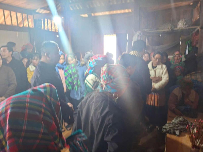 Lãnh đạo xã Mỏ Vàng đến thăm hỏi, động viên gia đình. Ảnh: Duy Dũng.