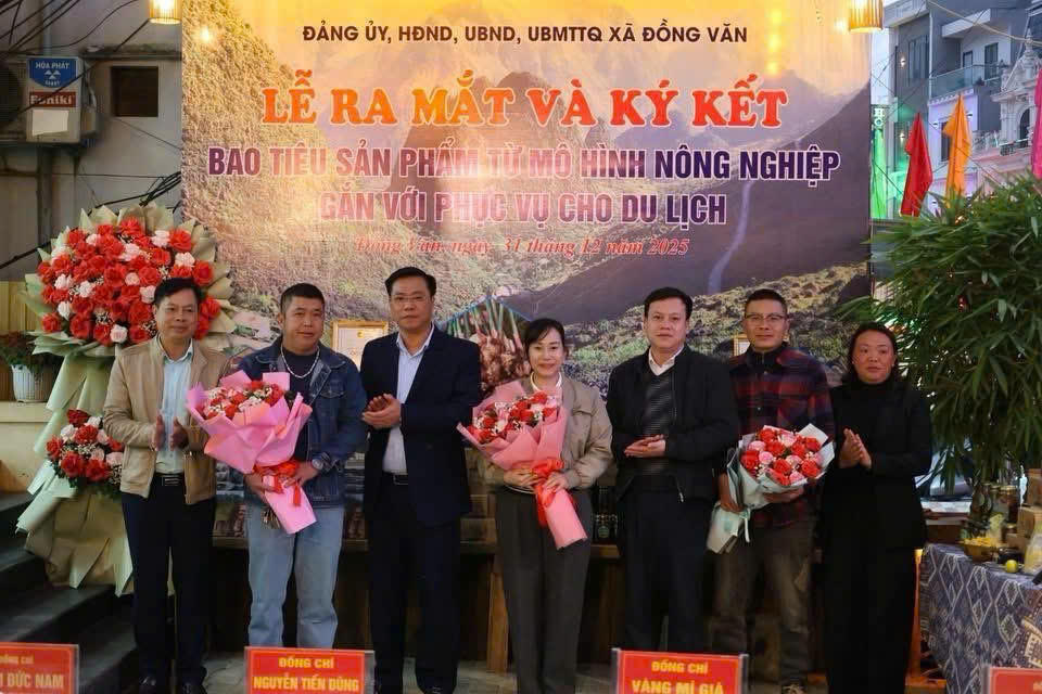 Lễ ra mắt và ký kết bao tiêu thụ, xây dựng thương hiệu sản phẩm nông nghiệp gắn với du lịch cộng đồng tại xã Đồng Văn, tỉnh Tuyên Quang. Ảnh: Nguyễn Quân.