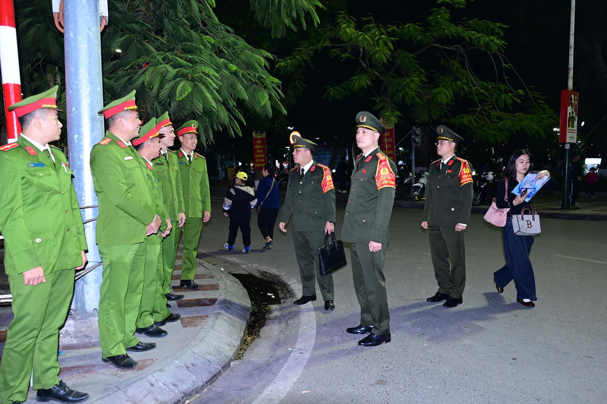 Phòng Công tác chính trị - Công an TP Hải Phòng kiểm tra công tác chấp hành Điều lệnh CAND tại các chốt Công an làm nhiệm vụ bảo đảm ANTT. Ảnh: ĐT.&nbsp;