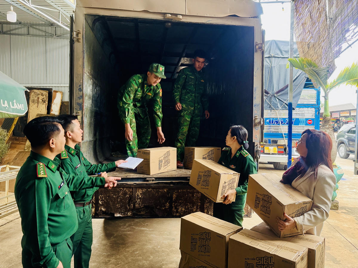 Lãnh đạo Ban Chỉ huy BĐBP Đắk Lắk và đại diện Báo Đại đoàn kết tiếp nhận 1.000 chai nước mắm của Công ty Cổ phần Tập đoàn Masan – nhãn hiệu nước mắm Nam Ngư để hỗ trợ bà con nghèo vùng biên. Ảnh: Thùy Dung.