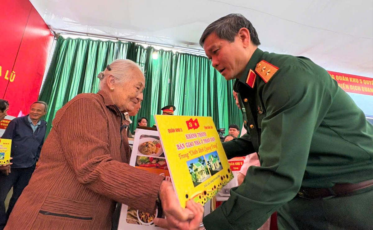 Trung tướng Lê Ngọc Hải, Tư lệnh Quân khu 5 tặng quà bàn giao nhà và tặng quà cho người dân vùng lũ tỉnh Đắk Lắk. Ảnh: CV.
