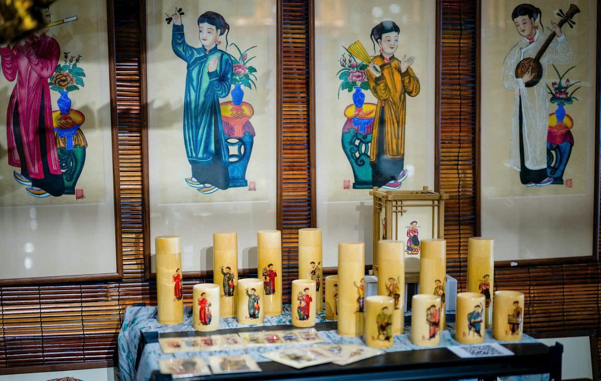 Tranh dân gian được vẽ trên những vật dụng như cốc, bình nước, đèn… 	Ảnh: P. Sỹ