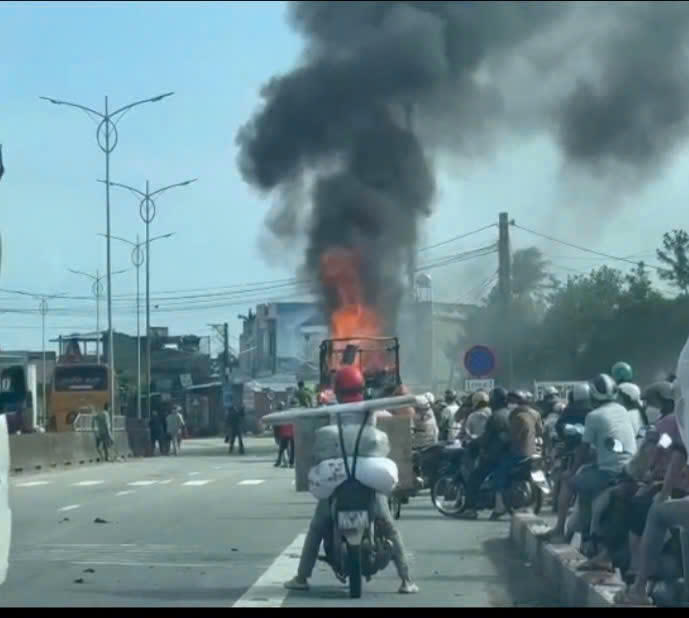 Xe tải bốc cháy dữ dội khi đang lưu thông trên quốc lộ 1A. Ảnh: CV.