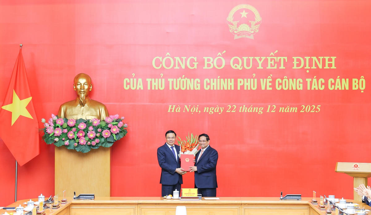 Thủ tướng Chính phủ Phạm Minh Chính trao quyết định và chúc mừng đồng chí Lê Mạnh Hùng, tân Bí thư Đảng ủy, Quyền Bộ trưởng Bộ Công Thương