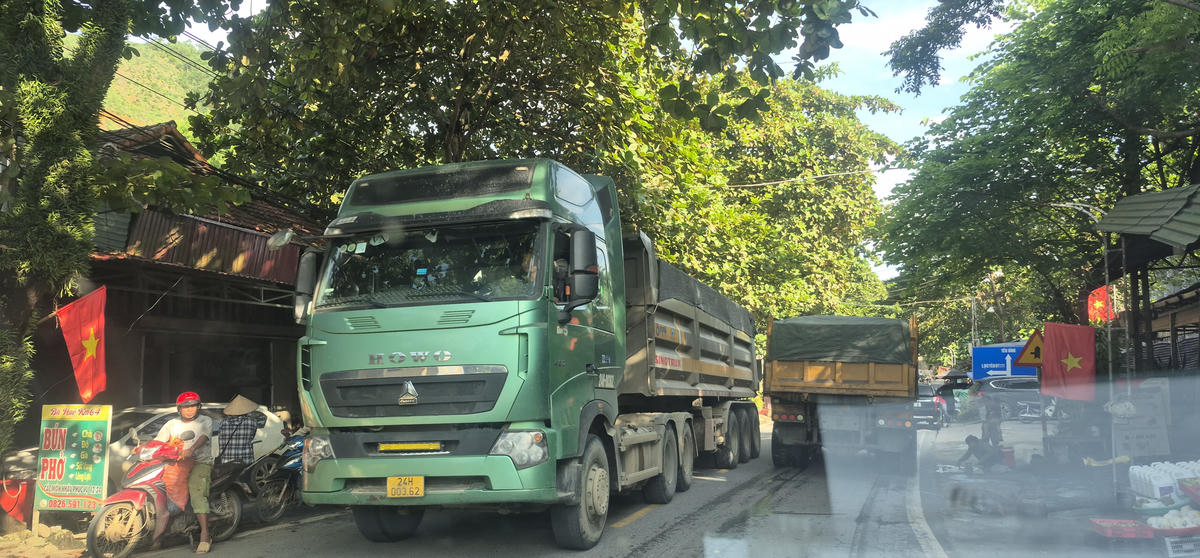 Loạt xe ôtô chở đầy cát ướt có tải trọng khủng lưu thông gây ảnh hưởng đời sống nhân dân xung quanh.. 