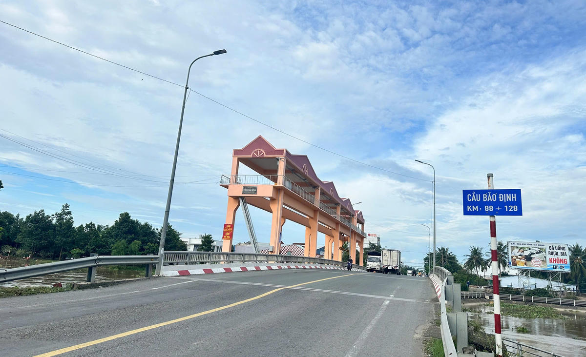 Cống Bảo Định vận hành mở hạn chế ứng phó triều cường. Ảnh: Trung Ngãi.