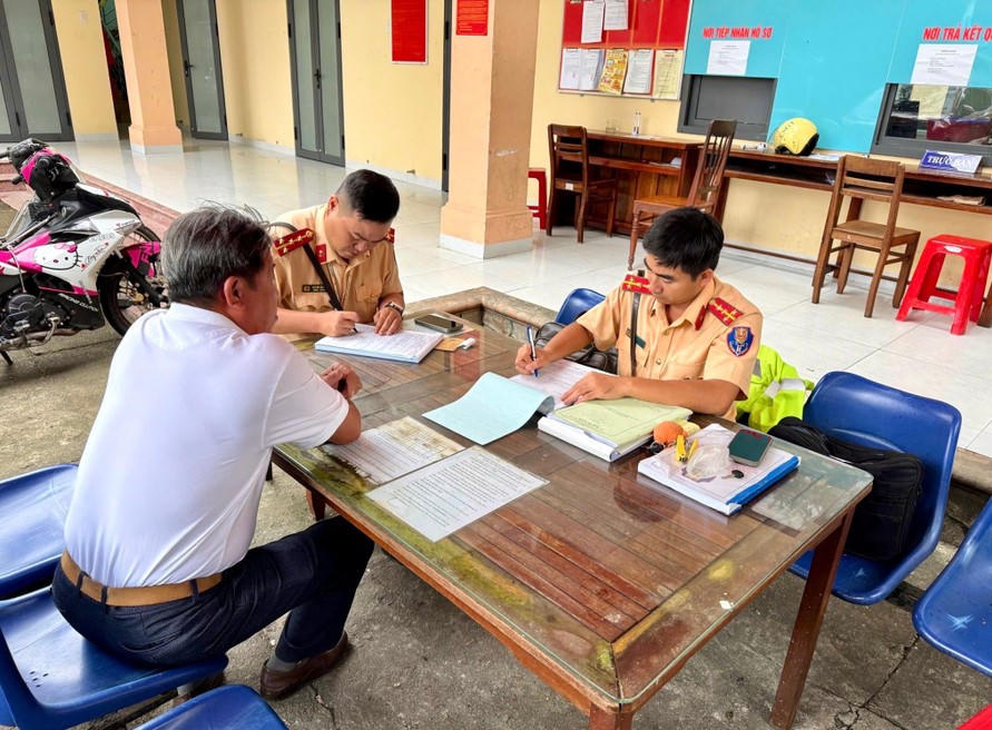 Lực lượng CSGT Công an tỉnh Gia Lai lập biên bản đối với người điều khiển xe máy vi phạm nồng độ cồn. Ảnh: CA Gia Lai.