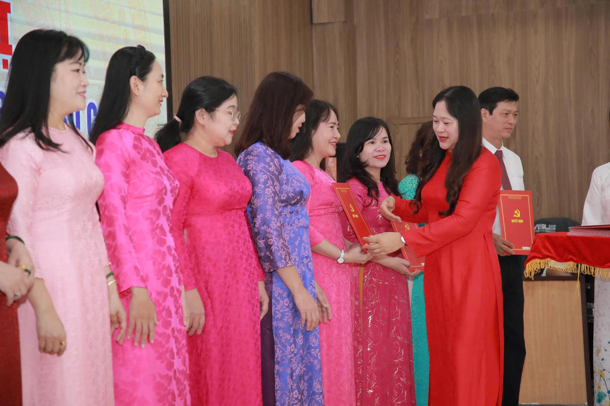 Bà Cao Thị Huyền Trân (bên phải), Bí thư Đảng ủy phường Hải Châu trao quyết định thành lập chi bộ cơ sở các trường học. Ảnh: Nguyễn Tú.