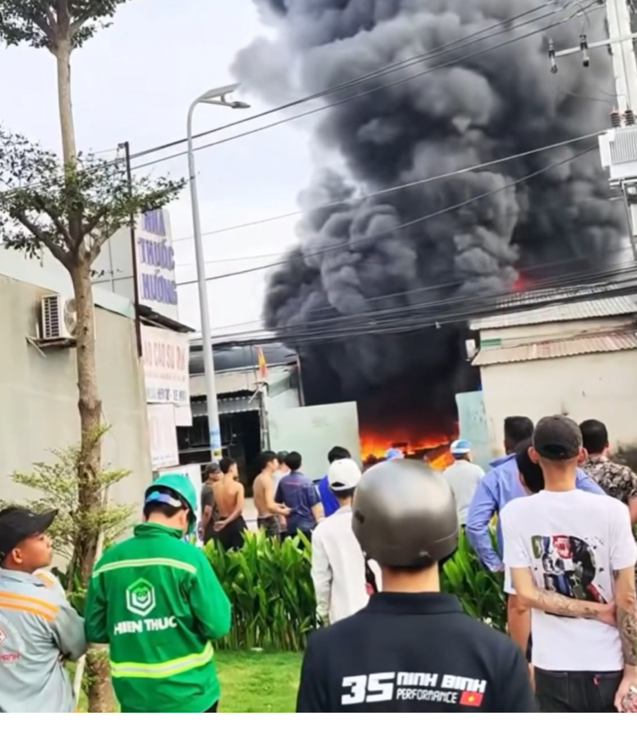 Hiện trường vụ cháy được người dân ghi lại.&nbsp;