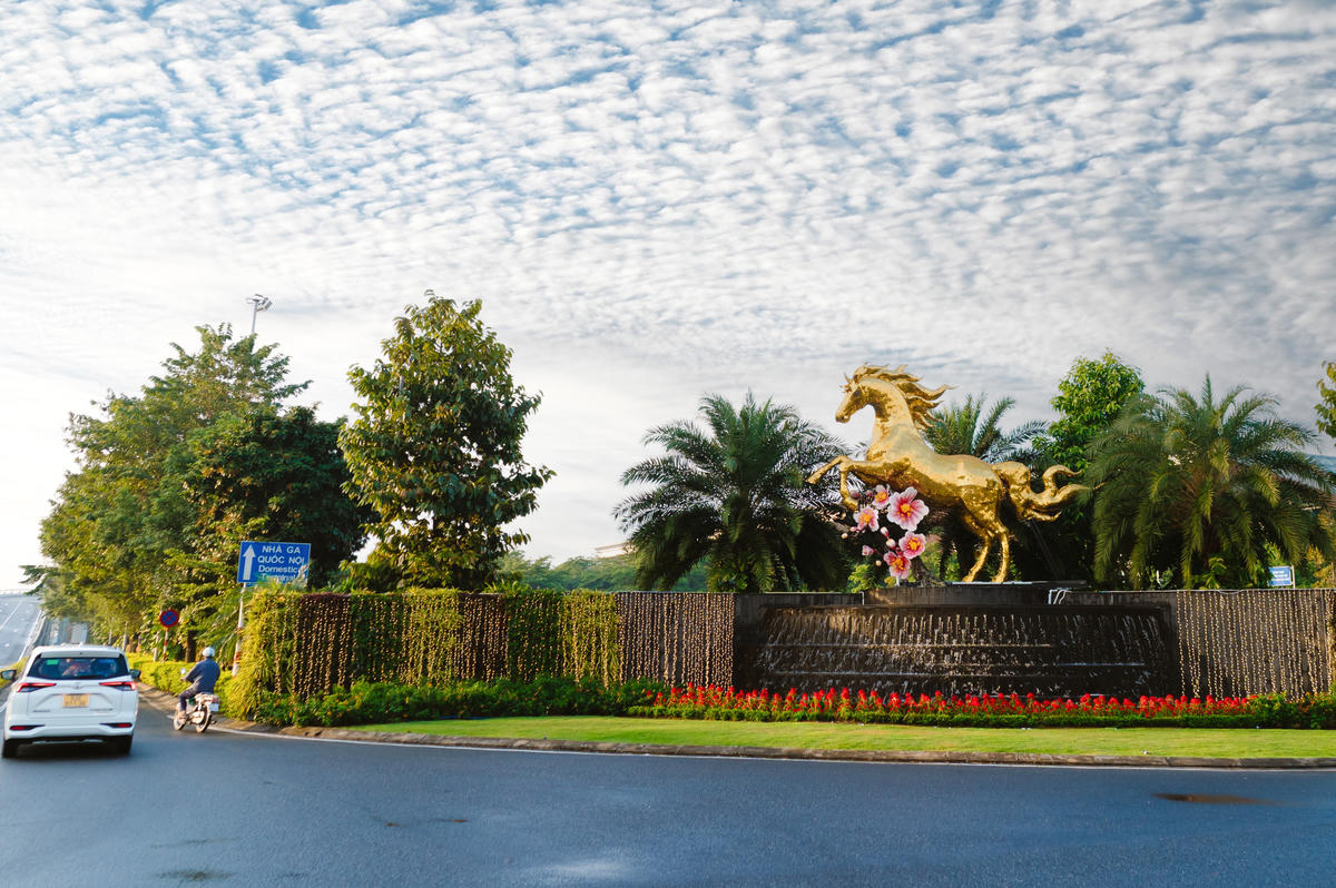 Khu vực đặt linh vật Ngựa Vàng đầu đường Nguyễn Văn Linh, lối vào Nhà ga hành khách quốc tế T2. Ảnh: Nguyễn Tú.