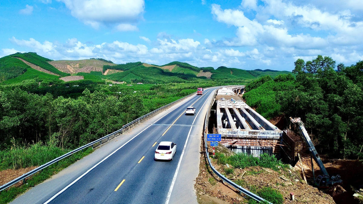 Cấm xe khách, xe tải trên 6 trục lưu thông trên cao tốc La Sơn - Hòa Liên từ ngày 5/1. Ảnh: T.N.