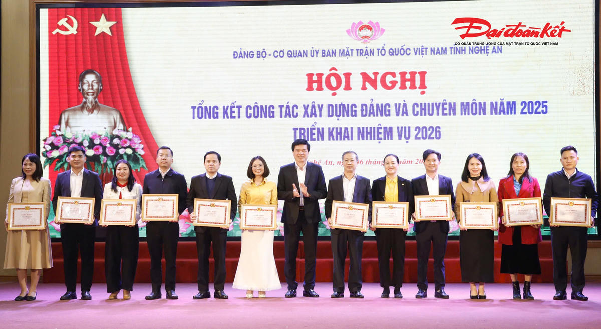 Các cá nhân, tổ chức được tặng Bằng khen, Giấy khen của Đảng bộ và Uỷ ban MTTQ tỉnh. Ảnh: ĐB