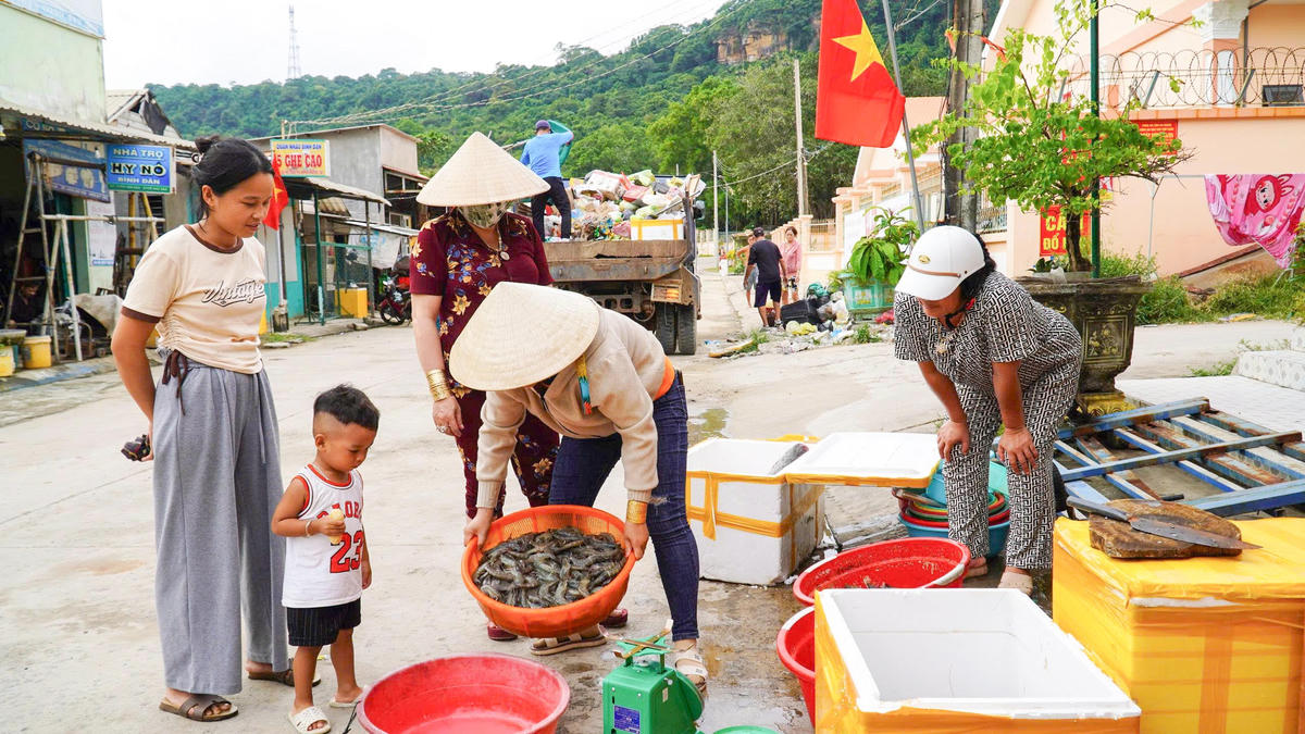 Cuộc sống của người dân trên đảo hôm nay đã có nhiều khởi sắc. Những chuyến tàu ra khơi đều đặn hơn, các hoạt động buôn bán, dịch vụ từng bước hình thành.&nbsp;Ảnh: Phương Vũ.