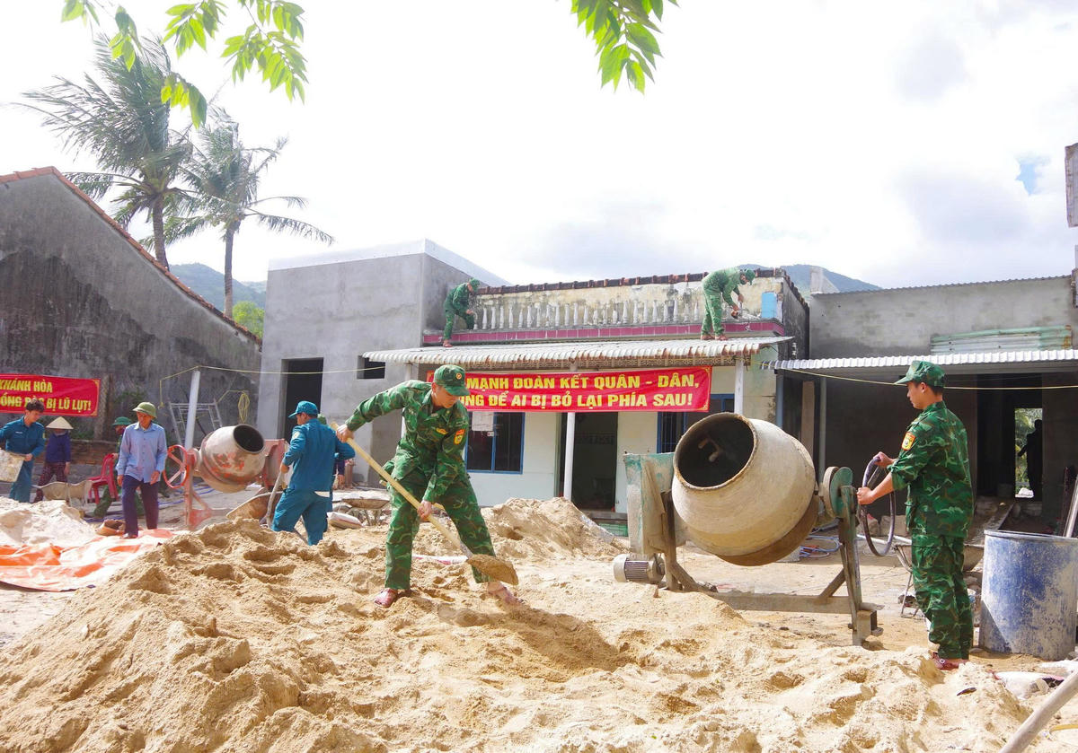 Cán bộ chiến sỹ quyết tâm đẩy nhanh tiến độ thi công. Ảnh: Văn Tân.
